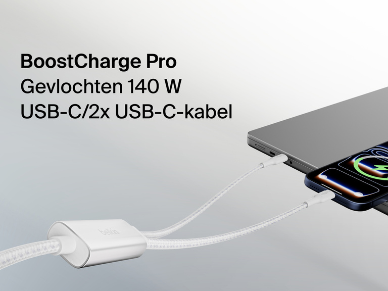 Afbeelding van een Belkin BoostCharge Pro gevlochten USB-C/2x USB-C-kabel die opladen met maximaal 140 W ondersteunt, en die een smartphone en laptop gelijktijdig oplaadt.
